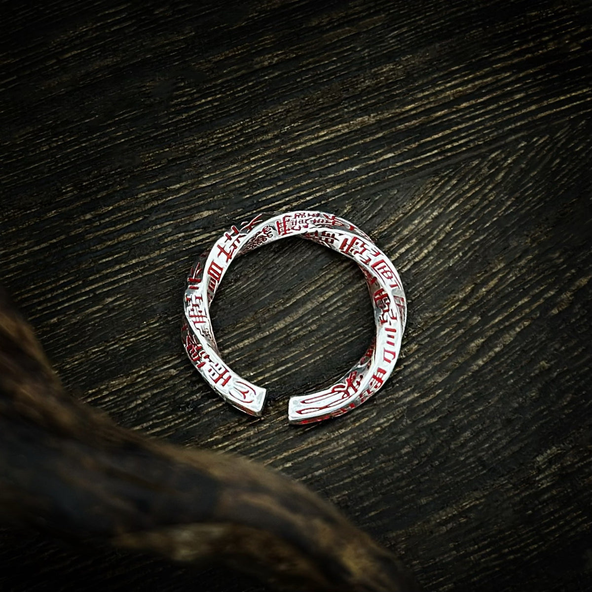 TaoWards Twisted Engraved Open Ring open band detail
